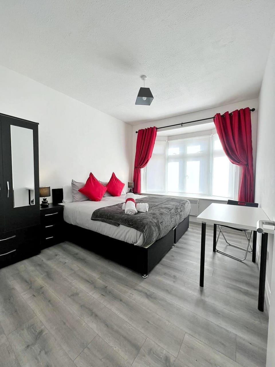 2Bed Flat High St Sleep 4 Central Essex Apartment in Grays