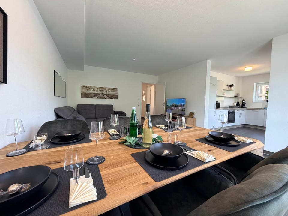 Kitchen or kitchenette, Living room, Seating area, Dining area