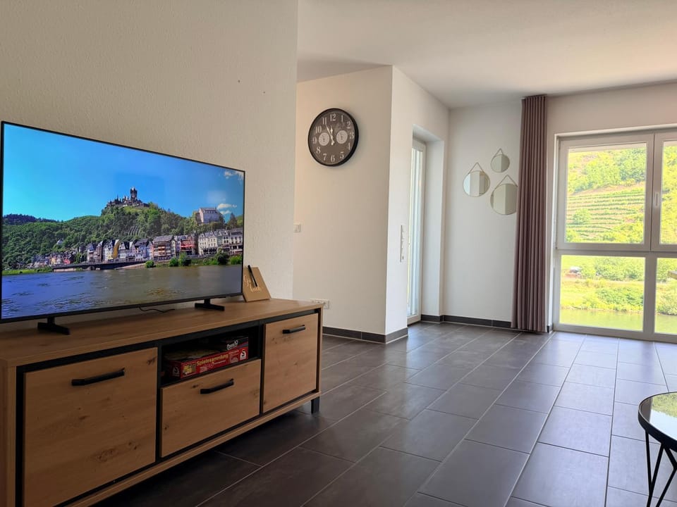 Communal lounge/ TV room, Natural landscape, TV and multimedia, Evening entertainment, Mountain view