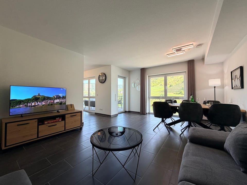 Communal lounge/ TV room, TV and multimedia, Living room, Seating area, Evening entertainment