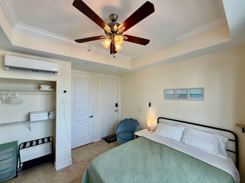 NEW Sun-Filled Queen Studio near Beach Inn in Bonita Springs