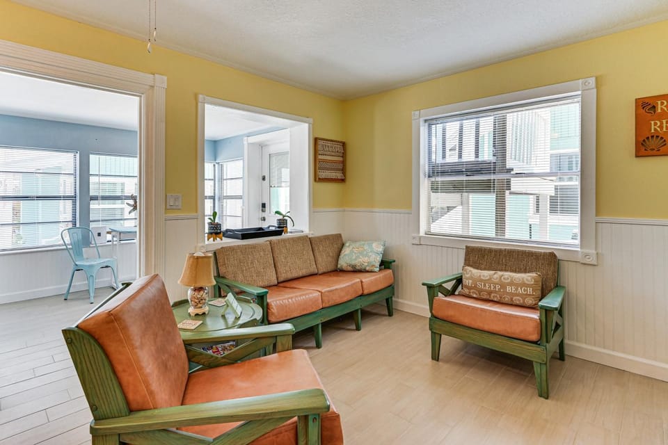 Walk to Cafes! Beachfront Indian Shores Escape House in Indian Shores
