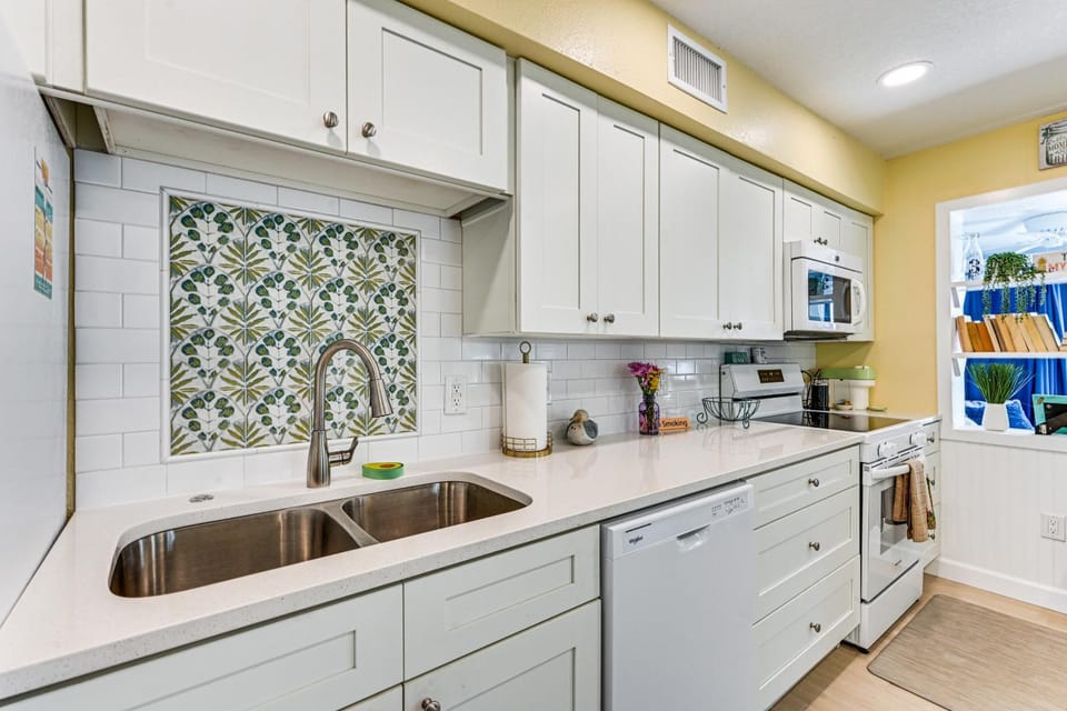 Walk to Cafes! Beachfront Indian Shores Escape House in Indian Shores