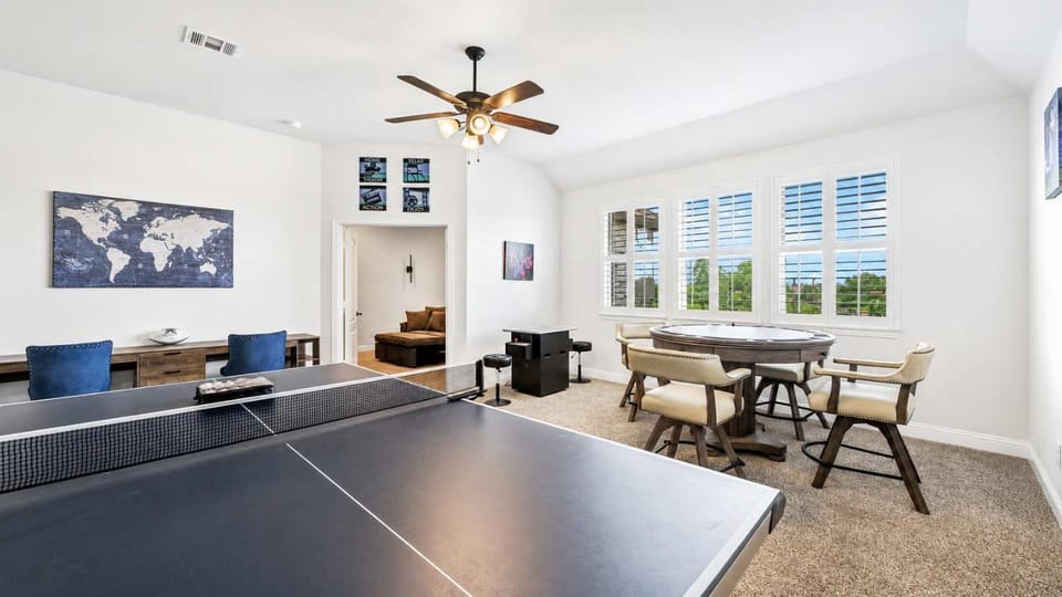 Roomy Sherman House for 16 - Theater Game Room House in Sherman