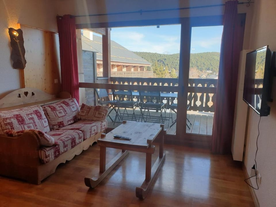 TV and multimedia, View (from property/room), Balcony/Terrace, Living room, Mountain view