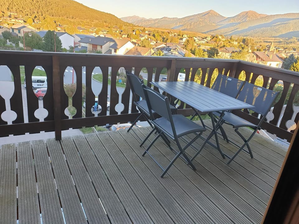 View (from property/room), Balcony/Terrace, City view, Mountain view