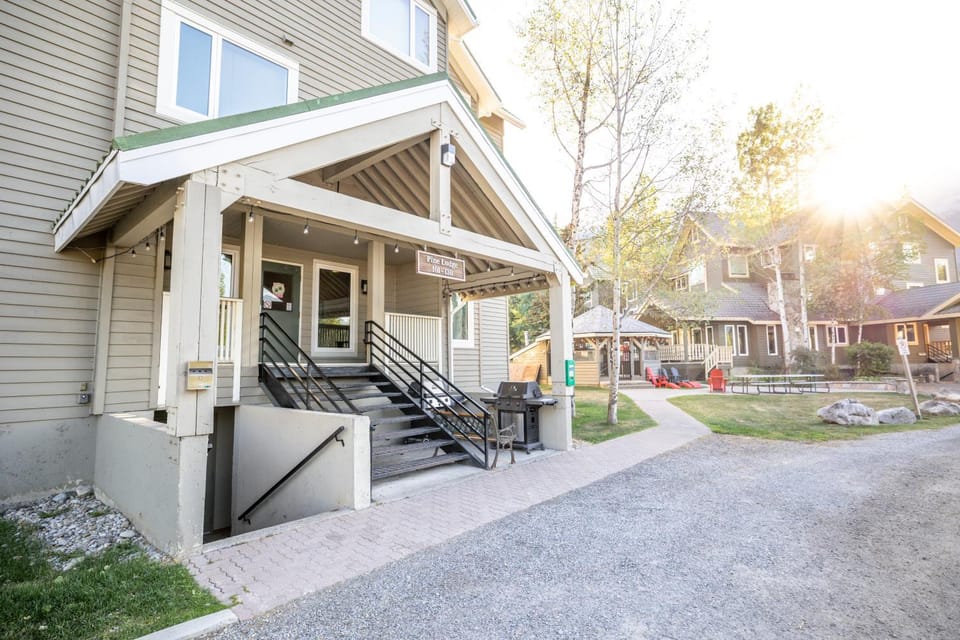 Timberline Lodge Pet-friendly by StayIn Apartment in British Columbia