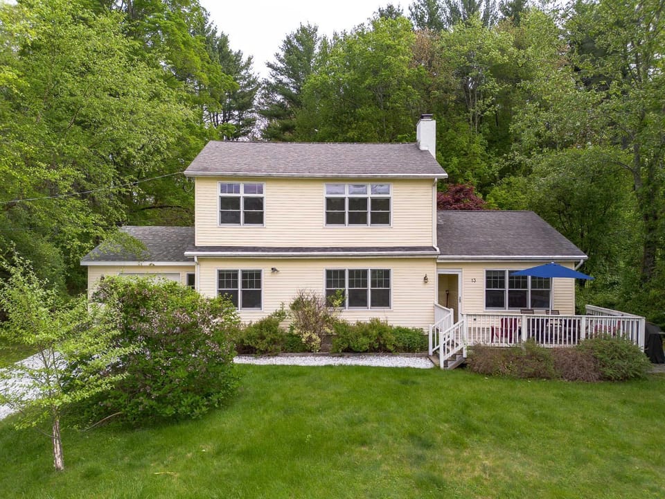 Imagine Being Lakeside, Kayaks, Fishing, EV Charger House in Lenox