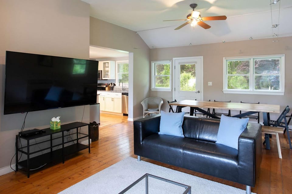 Imagine Being Lakeside, Kayaks, Fishing, EV Charger House in Lenox