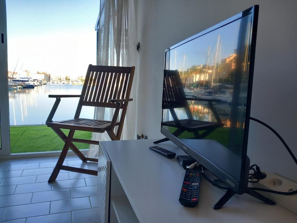 Petite marina, terrasse, véranda, pied dans l'eau Apartment in Agde