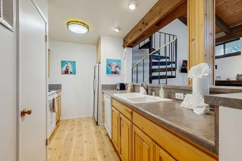 Charming condo near the lake with pool hot tub & washer & dryer House in South Lake Tahoe