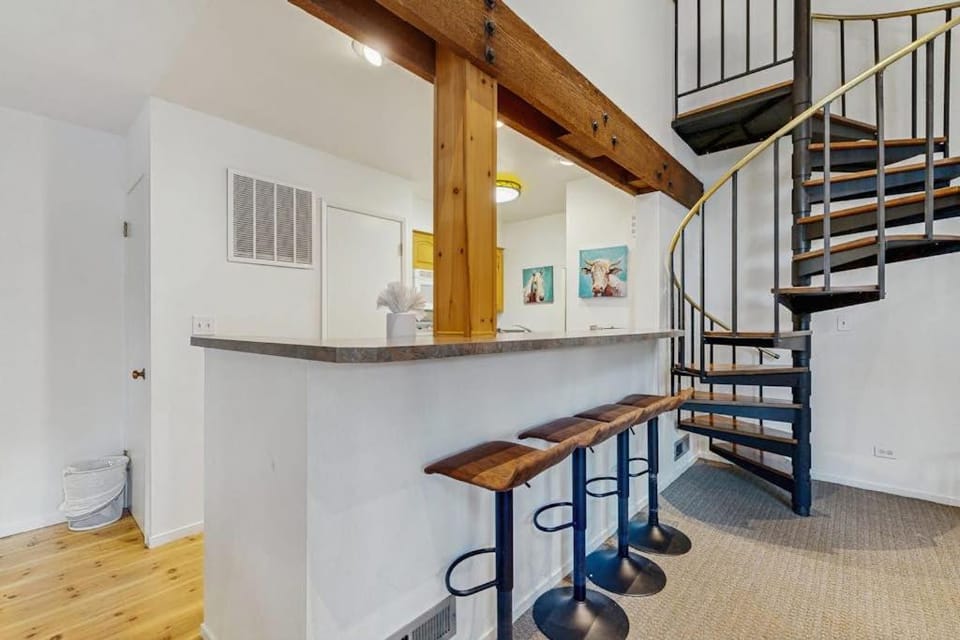 Charming condo near the lake with pool hot tub & washer & dryer House in South Lake Tahoe