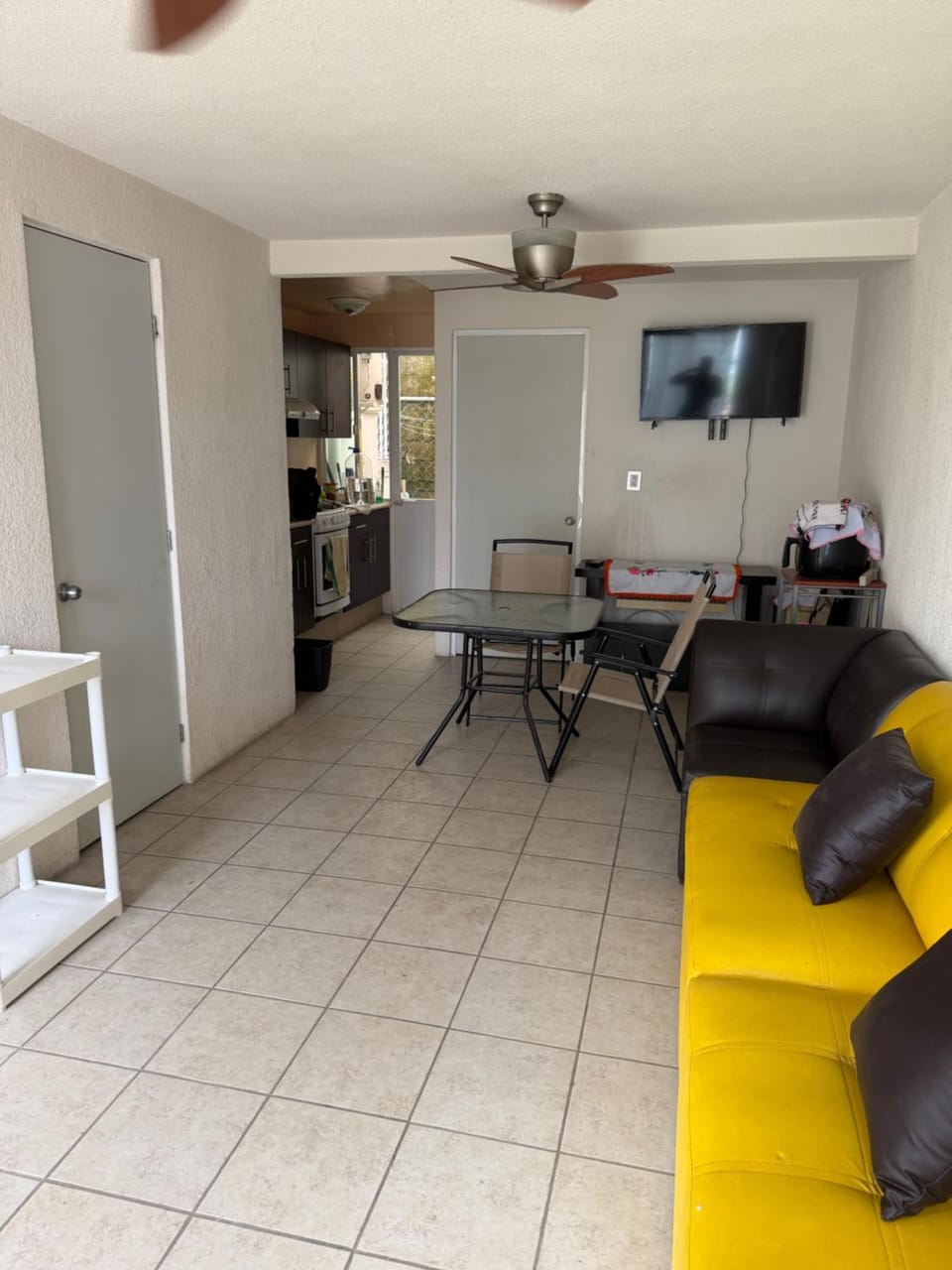 Communal lounge/ TV room, TV and multimedia, Kitchen or kitchenette, Living room, Seating area, Dining area