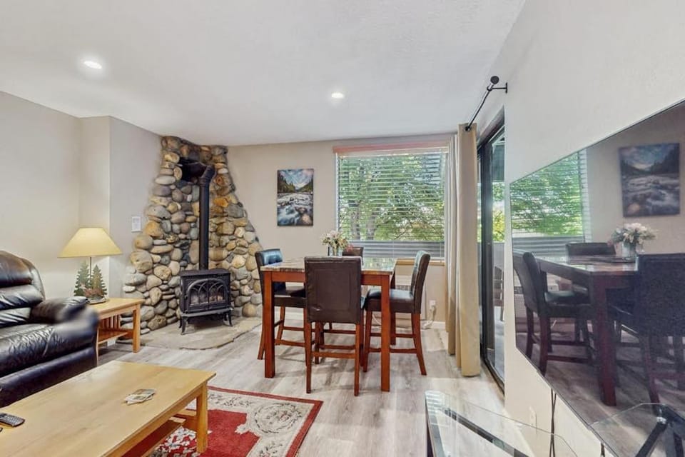 Woodsy condo near skiing with beach access pool hot tub & WiFi House in South Lake Tahoe