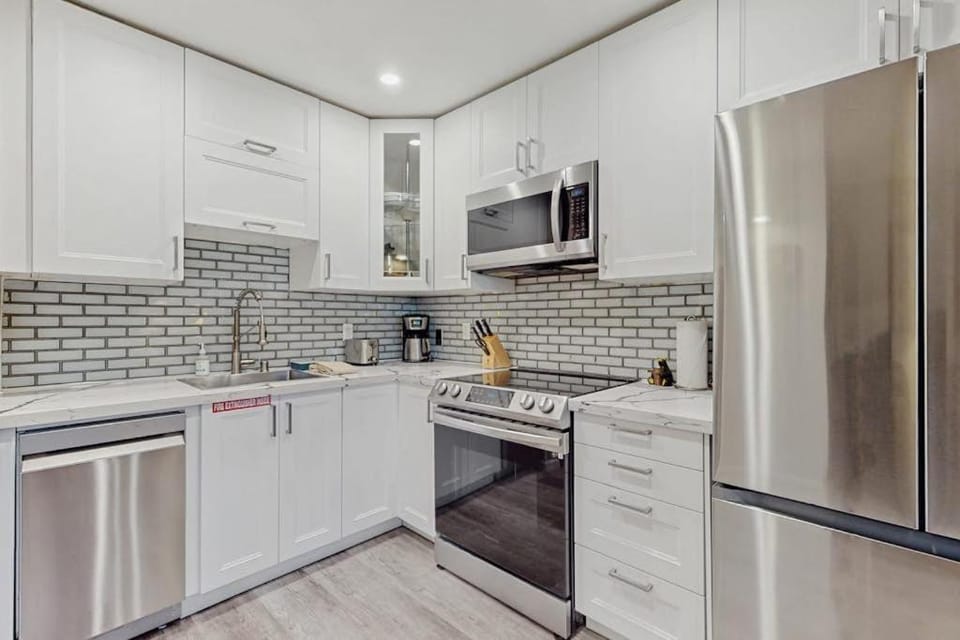 Woodsy condo near skiing with beach access pool hot tub & WiFi House in South Lake Tahoe