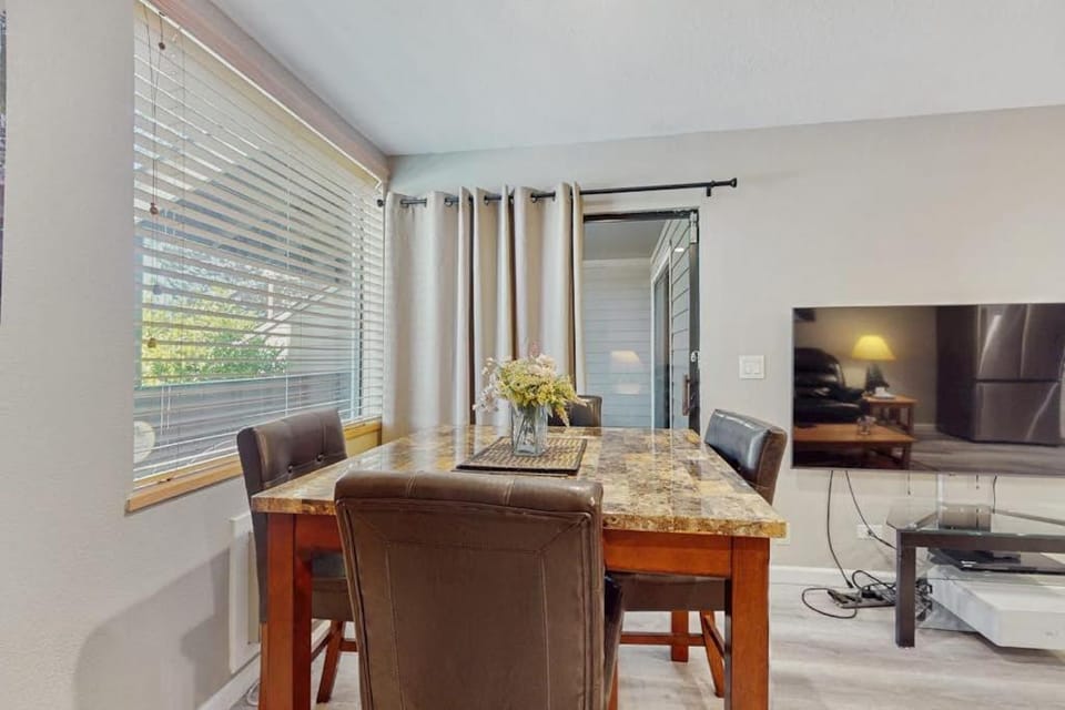 Woodsy condo near skiing with beach access pool hot tub & WiFi House in South Lake Tahoe