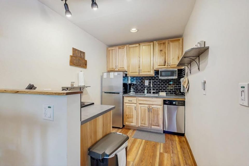 Stylish Condo - Private Beach Access Shared Hot Tub Pools Marina & Firepit House in South Lake Tahoe
