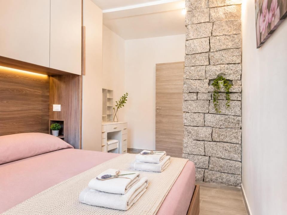 Bed, Bedroom, towels