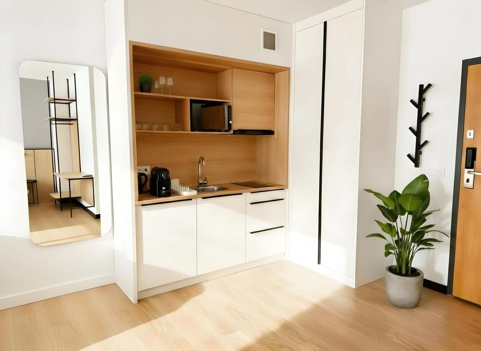 Coffee/tea facilities, Kitchen or kitchenette, stove