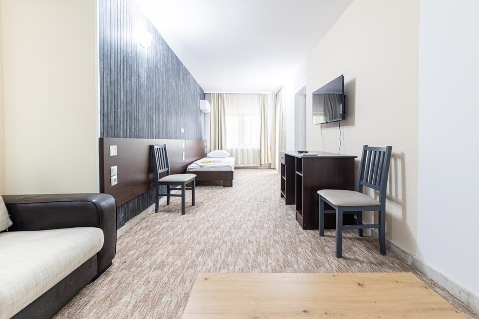 Bed, TV and multimedia, Seating area, Bedroom, wardrobe