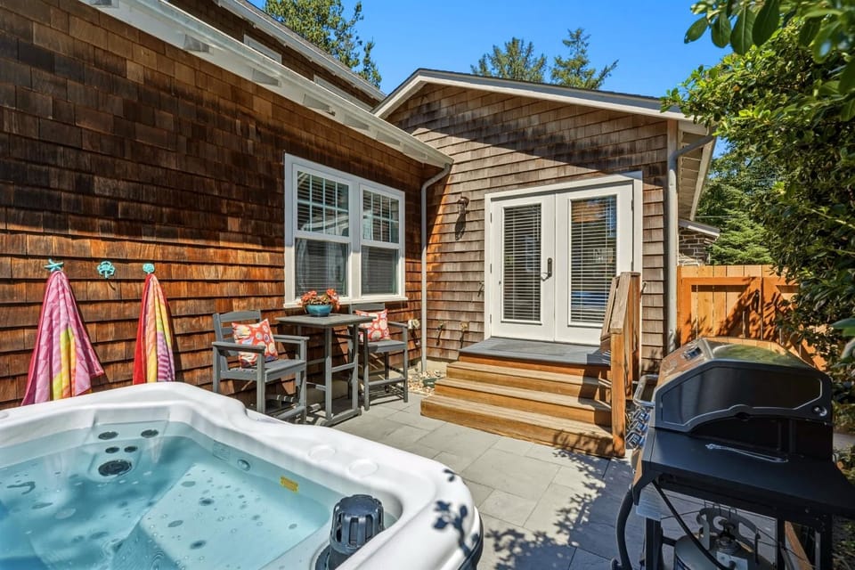 Coastal cottage with hot tub close walk to beach House in Cannon Beach