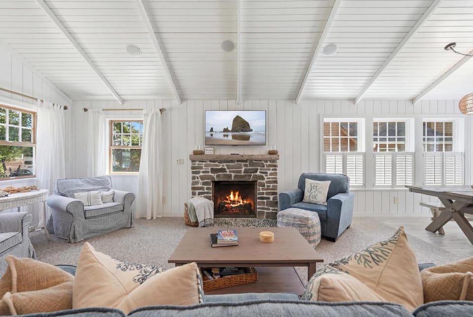 Coastal cottage with hot tub close walk to beach House in Cannon Beach