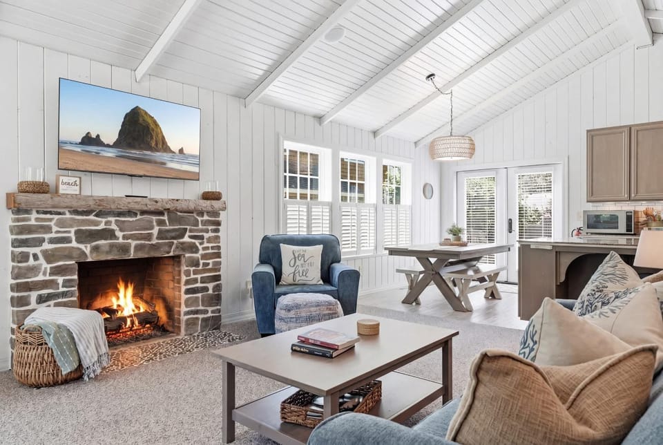 Coastal cottage with hot tub close walk to beach House in Cannon Beach