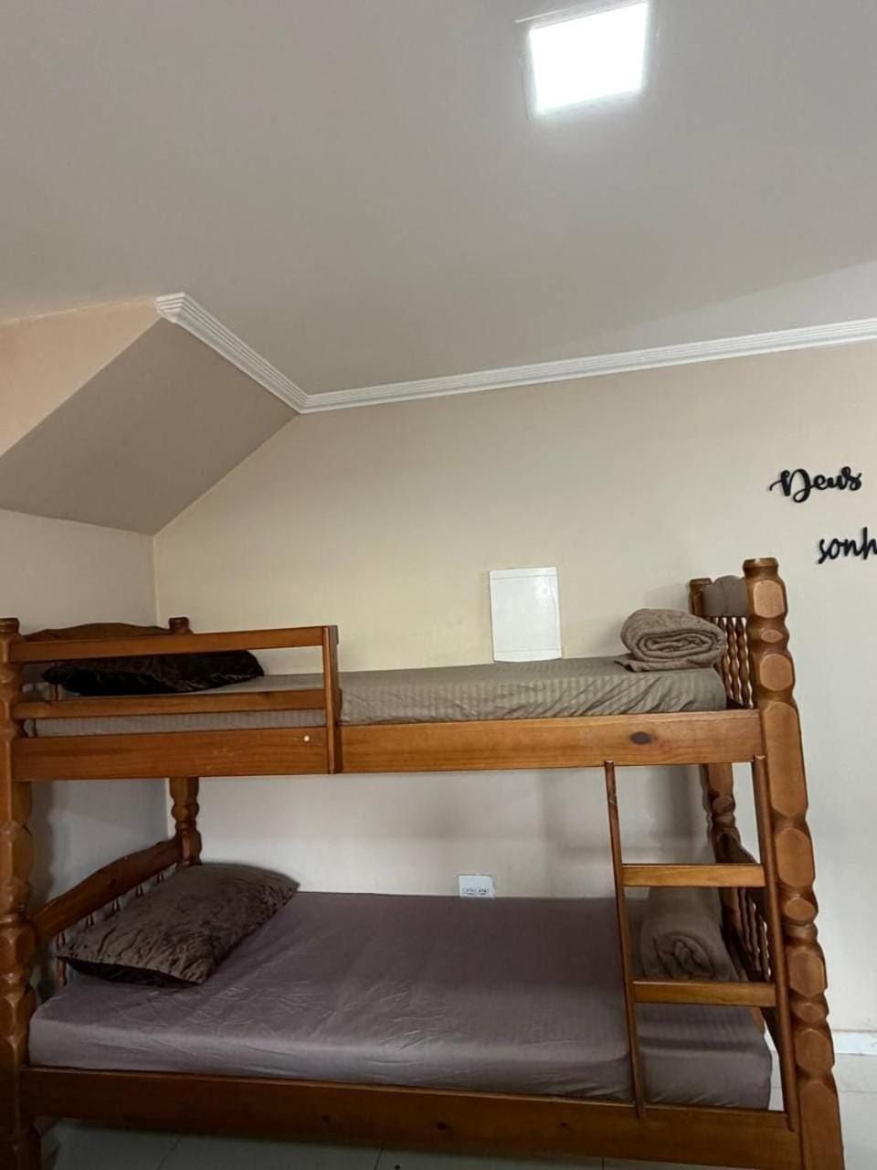 Suíte 27 com ar-condicionado, TV, frigobar e vista para o mar na Central Praias Apartment in Cabo Frio