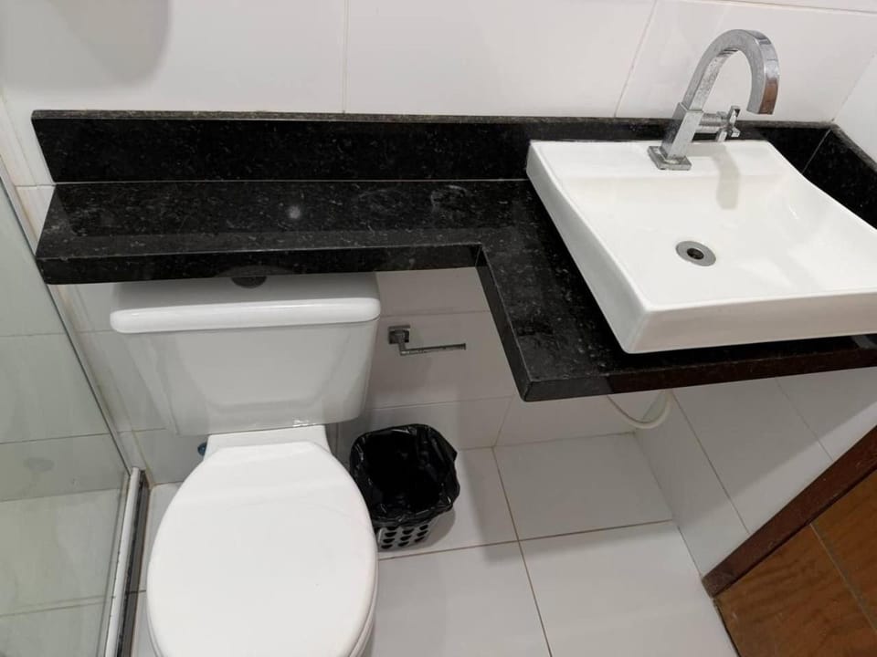 Suíte 27 com ar-condicionado, TV, frigobar e vista para o mar na Central Praias Apartment in Cabo Frio