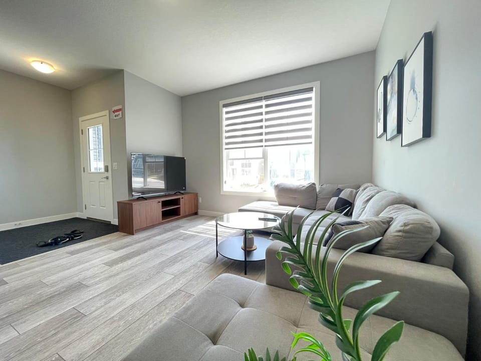 New open-space,3 bedrooms, AC home in NW Calgary House in Calgary