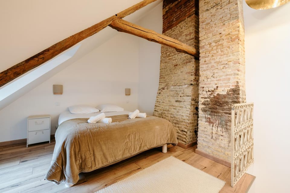 Photo of the whole room, Bedroom