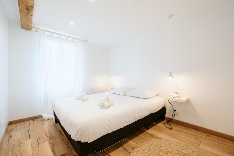 Photo of the whole room, Bedroom
