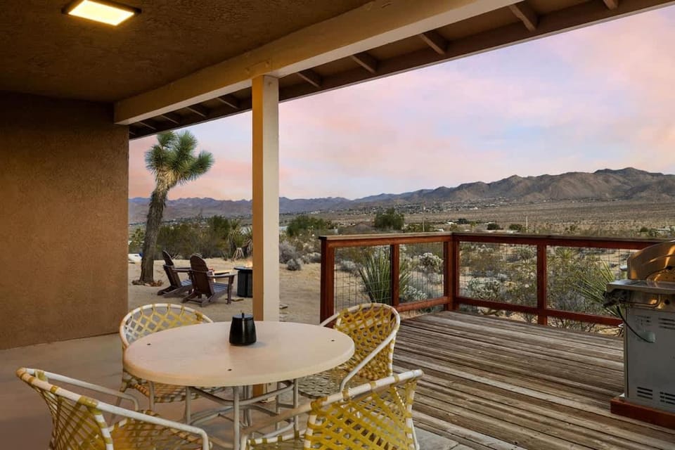 Desert Roots Ranch Views Fire Pit Near JTNP House in Yucca Valley