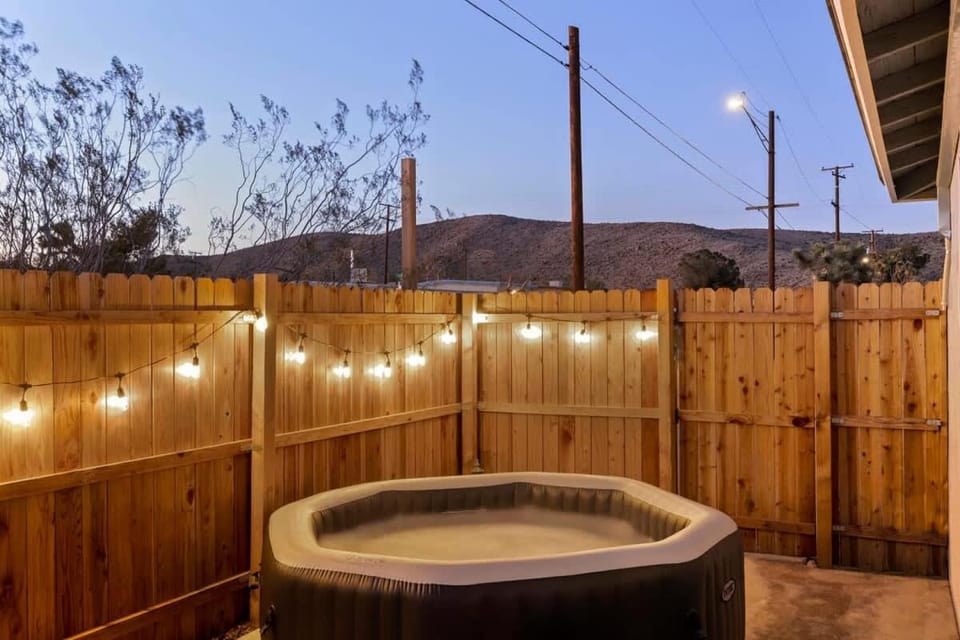 Audrey's Place New Hot Tub Mins to Joshua Tree House in Joshua Tree