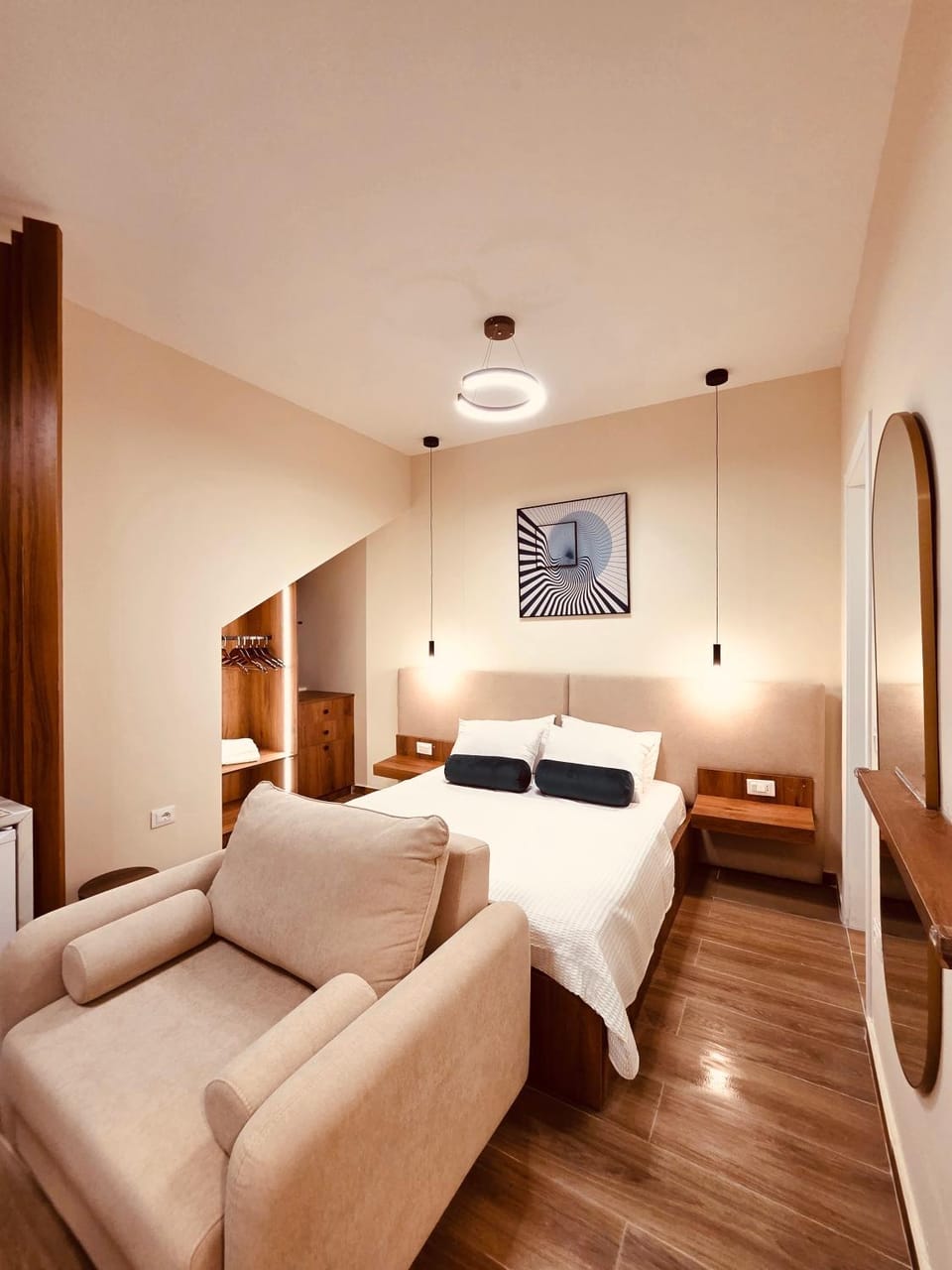 Bed, TV and multimedia, Living room, Photo of the whole room, Seating area, Bedroom