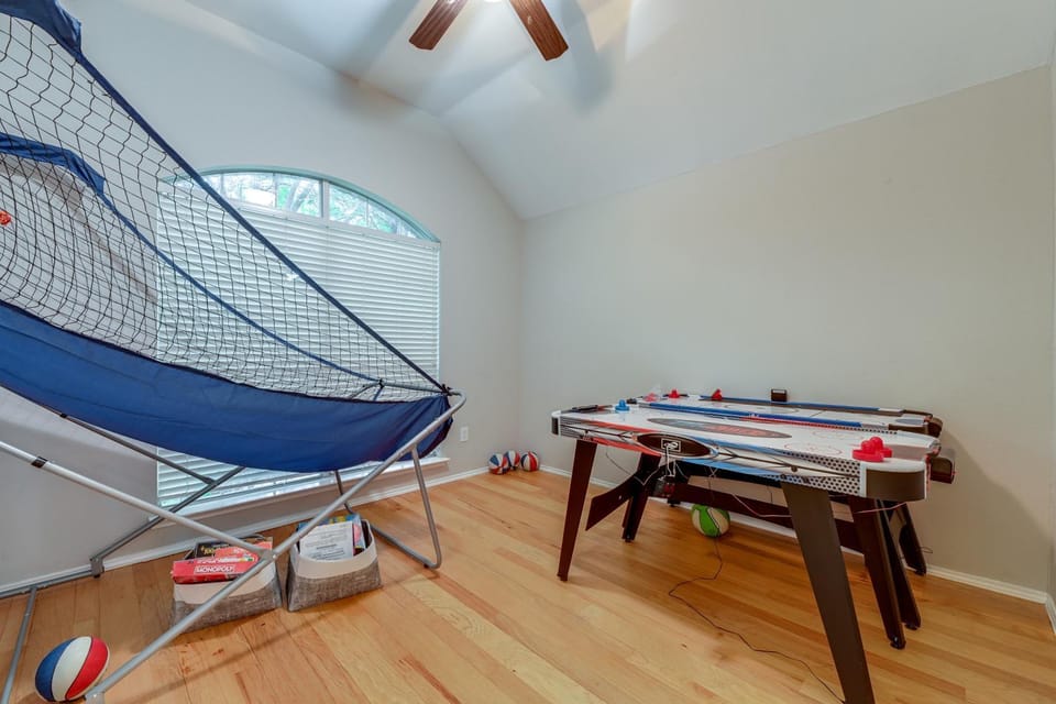 4 Mi to Toyota Stadium! Family Haven w/ Pool Oasis House in Frisco
