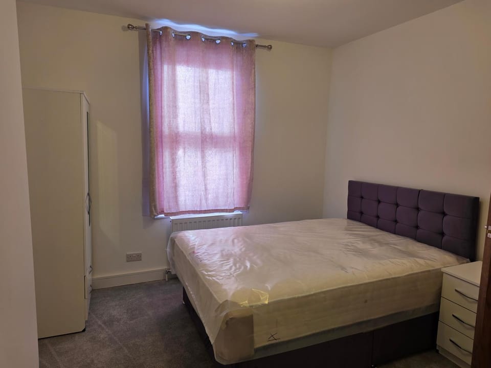 3 Bedroom House - A walking distance to Train Station House in Croydon