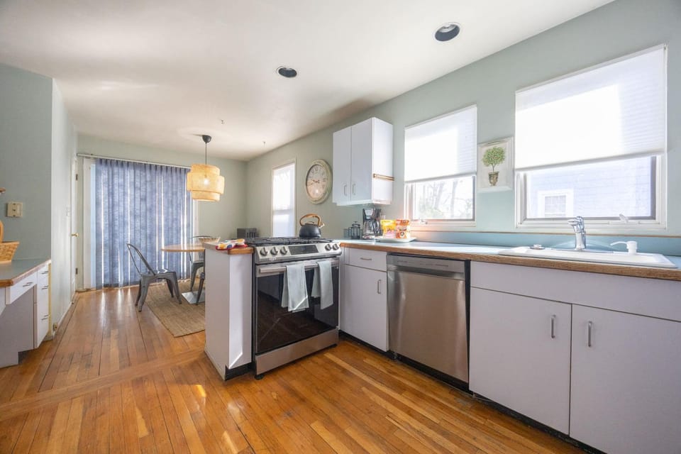 Walk to T, Jamaica Pond, Dining & Whole Foods Apartment in Jamaica Plain