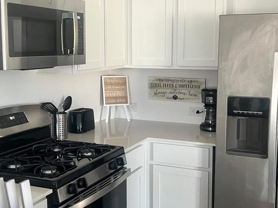 Spacious 4BR Home Near Lackland AFB & SeaWorld House in San Antonio