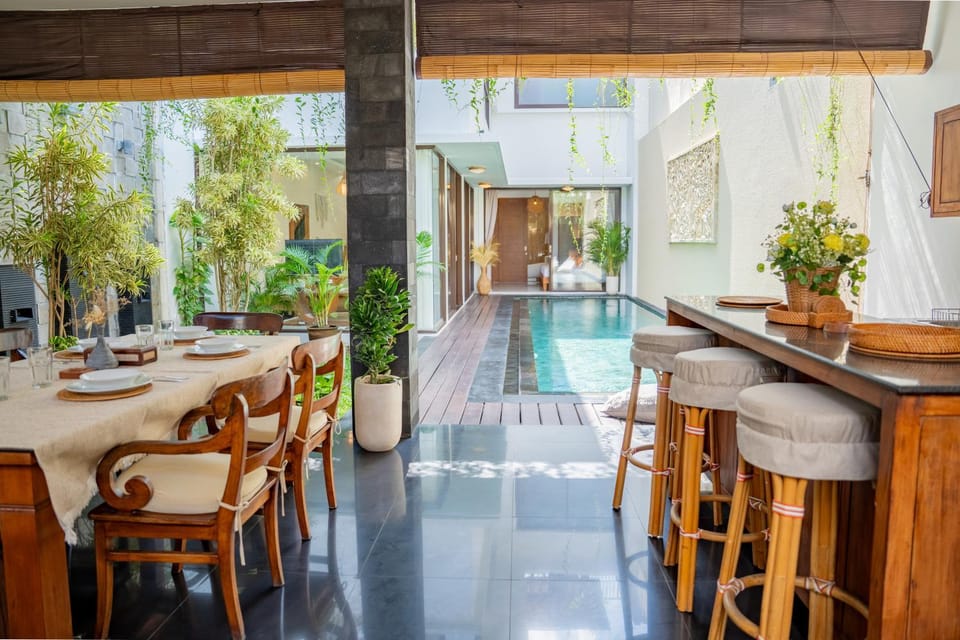 Dining area, Pool view, Swimming pool