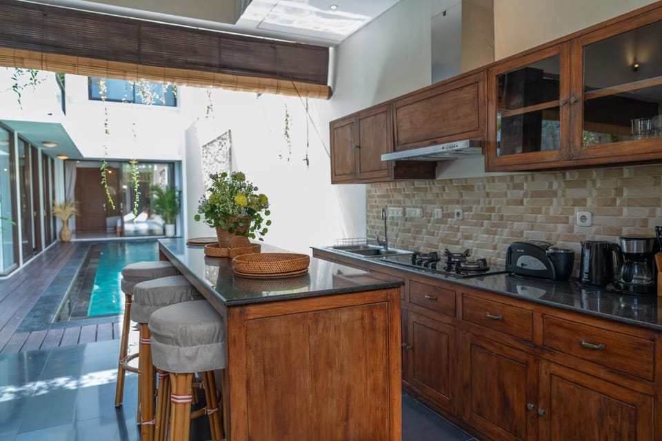 Kitchen or kitchenette, Dining area, Pool view, Swimming pool, stove