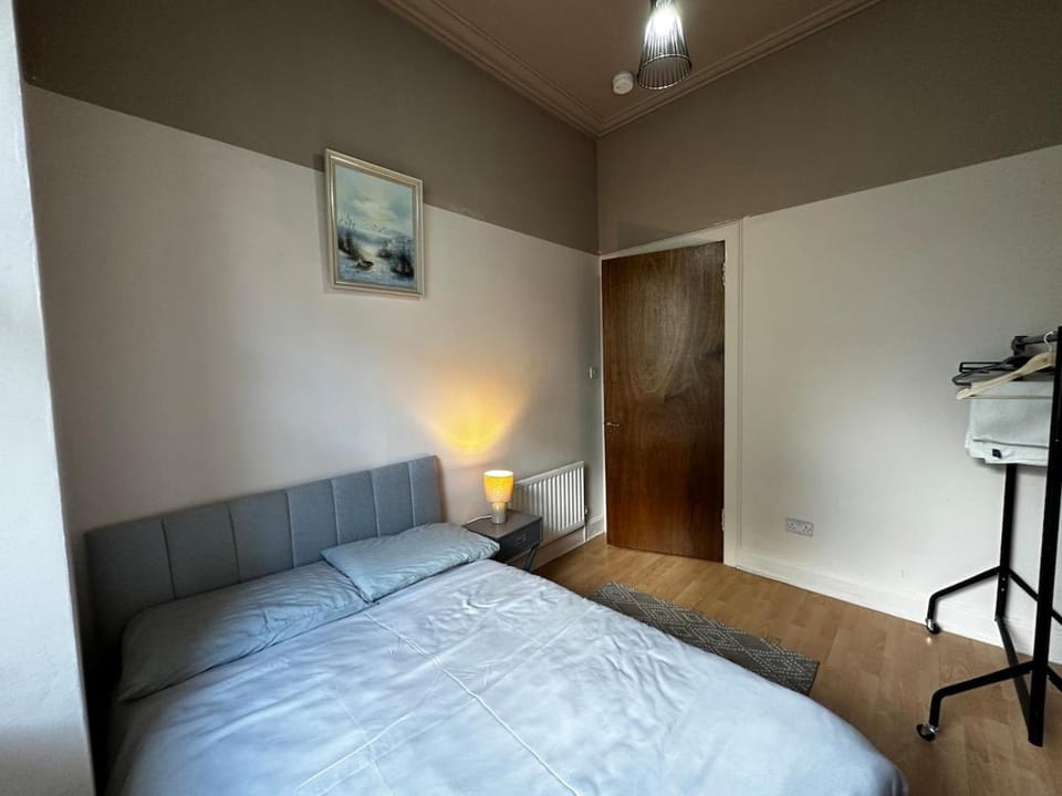 Cosy 5-Bed House Central Free Parking Group Contractor Family Friendly House in Glasgow