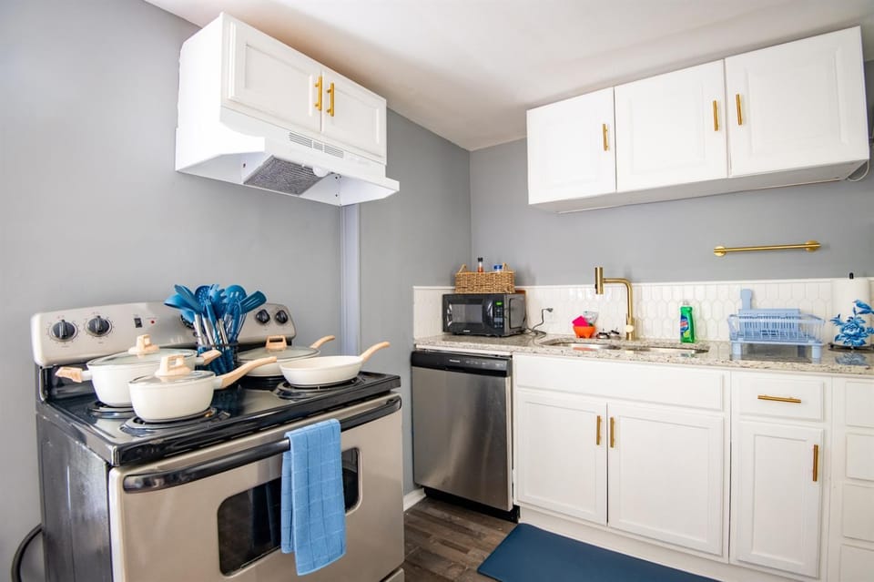 Magnolia Garden Suite - HistoricWiFiDowntown Apartment in Vestavia Hills
