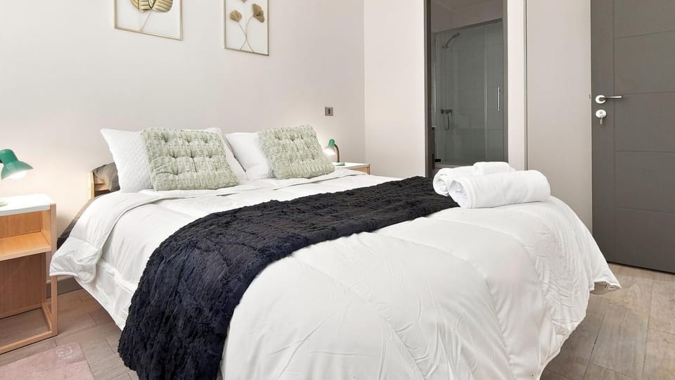 Bed, Photo of the whole room, Bedroom, towels
