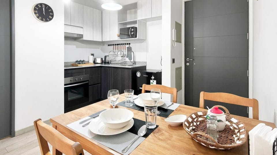 Kitchen or kitchenette, Dining area