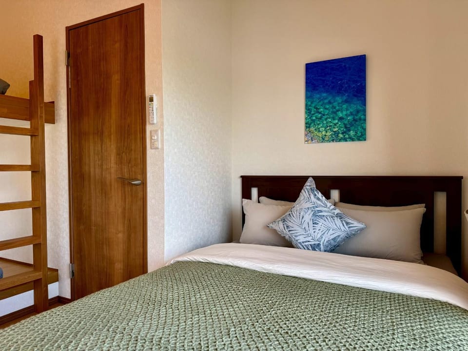Photo of the whole room, Bedroom