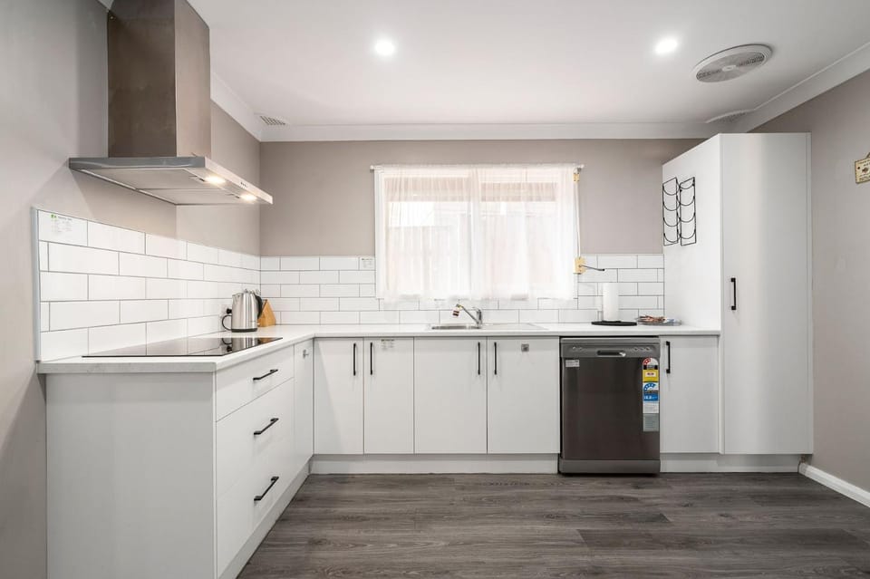 Kanahooka Lakeside with Pool & Family Escape House in Wollongong