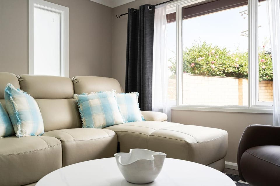 Bed, Photo of the whole room, Seating area, Bedroom