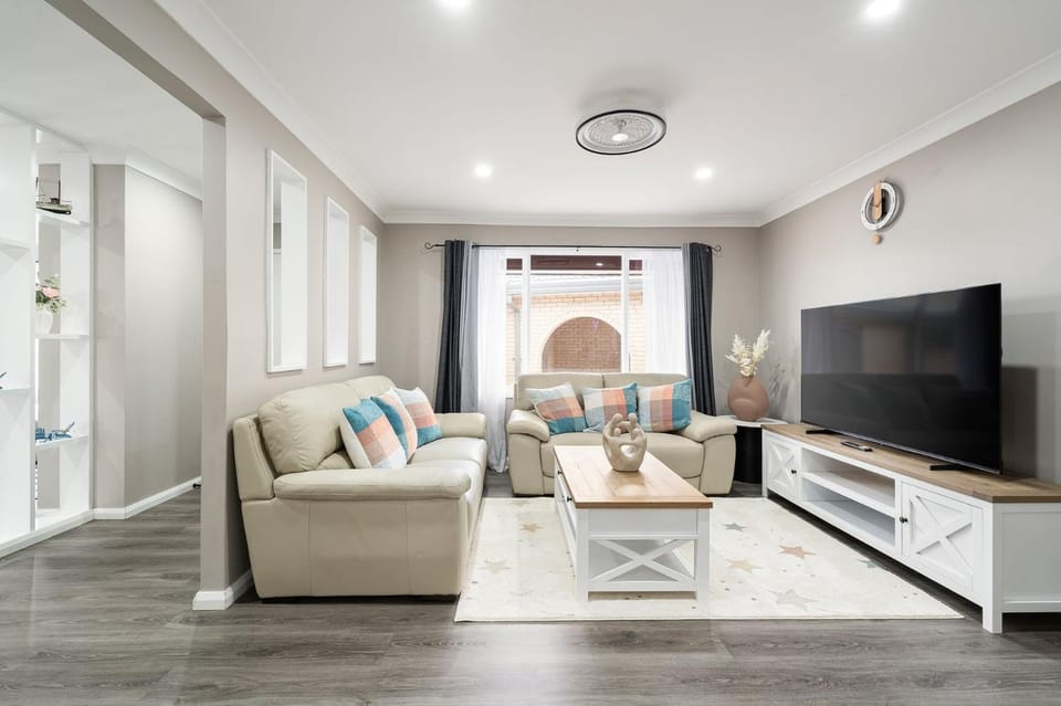 Kanahooka Lakeside with Pool & Family Escape House in Wollongong