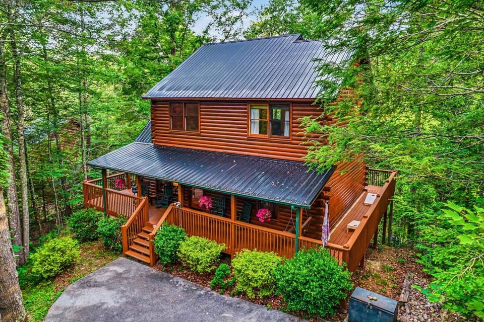 Family owned Cabin 6 miles to Gatlinburg downtown Cabin in Gatlinburg